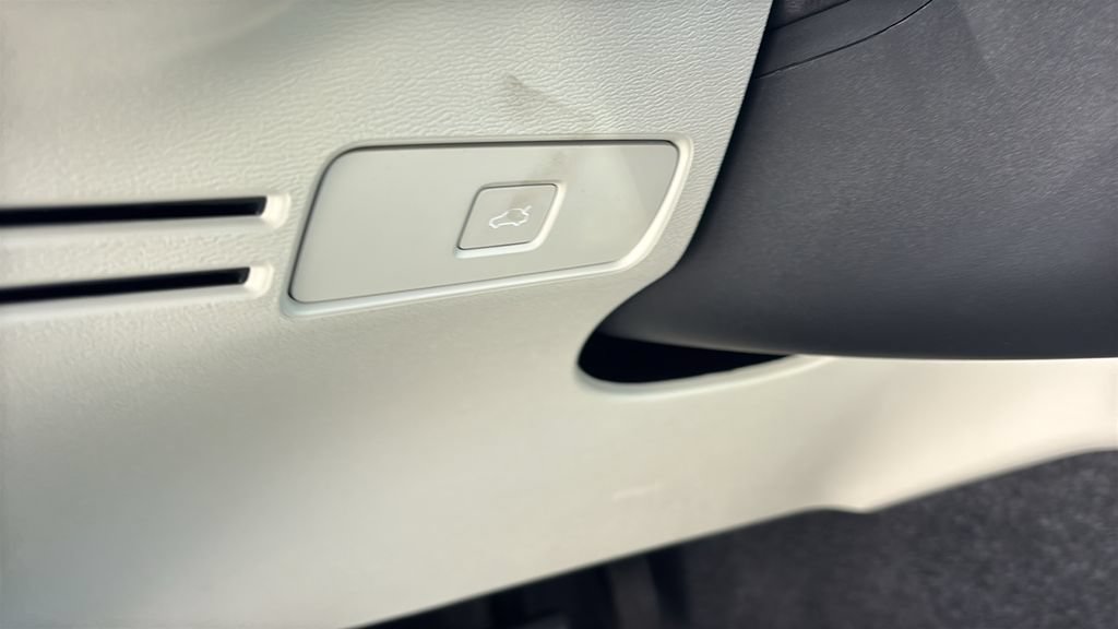 Certified 2026 Volvo XC40 B5 Plus AWD/4WD image 13