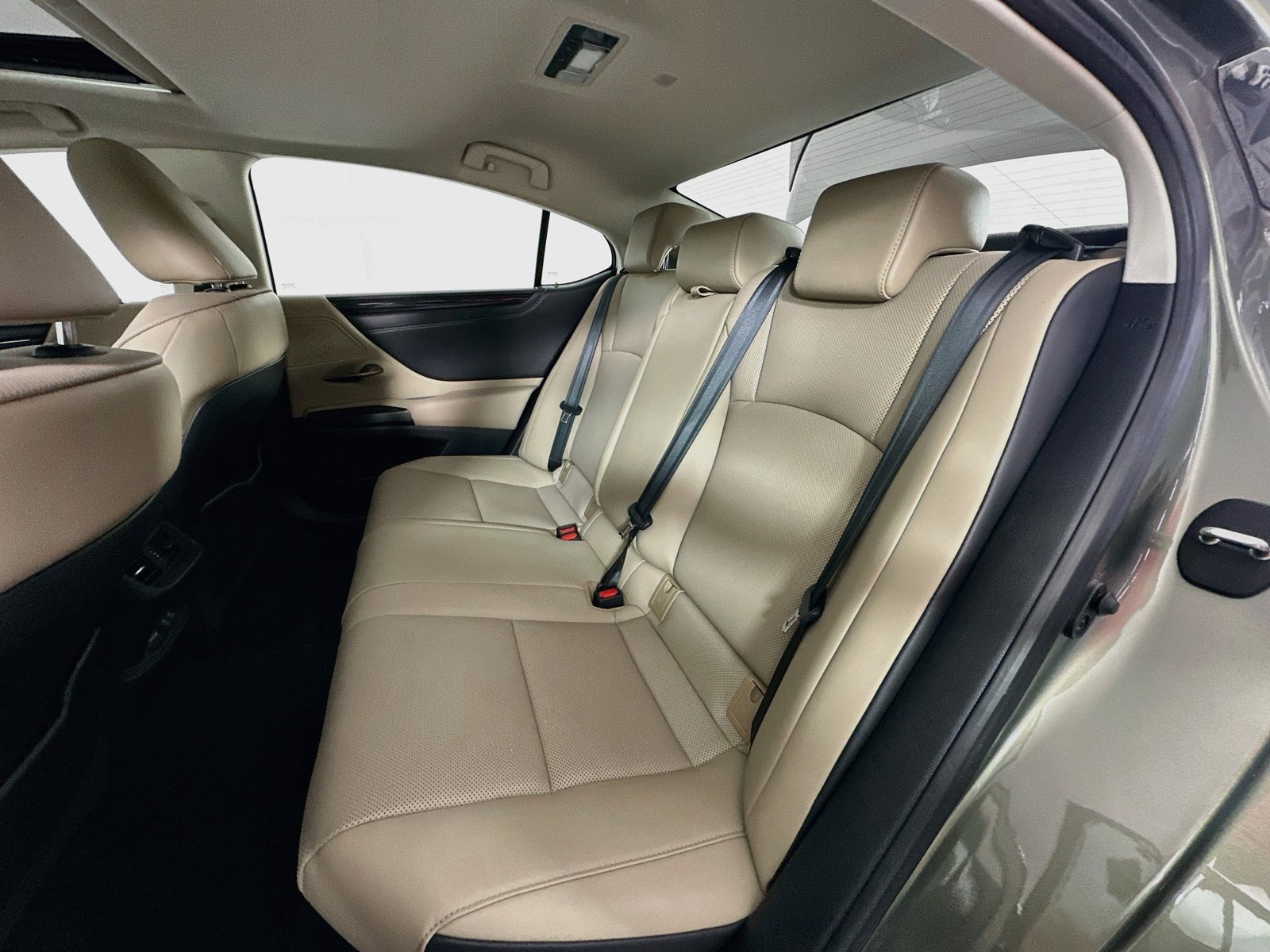 Used 2020 Lexus ES 300h w/ Premium Package FWD image 25