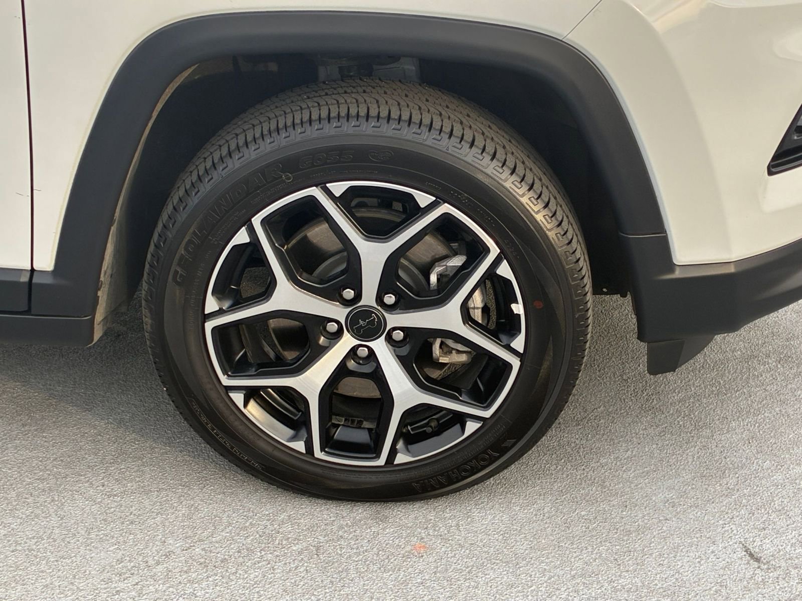 Used 2025 Jeep Compass Limited image 31