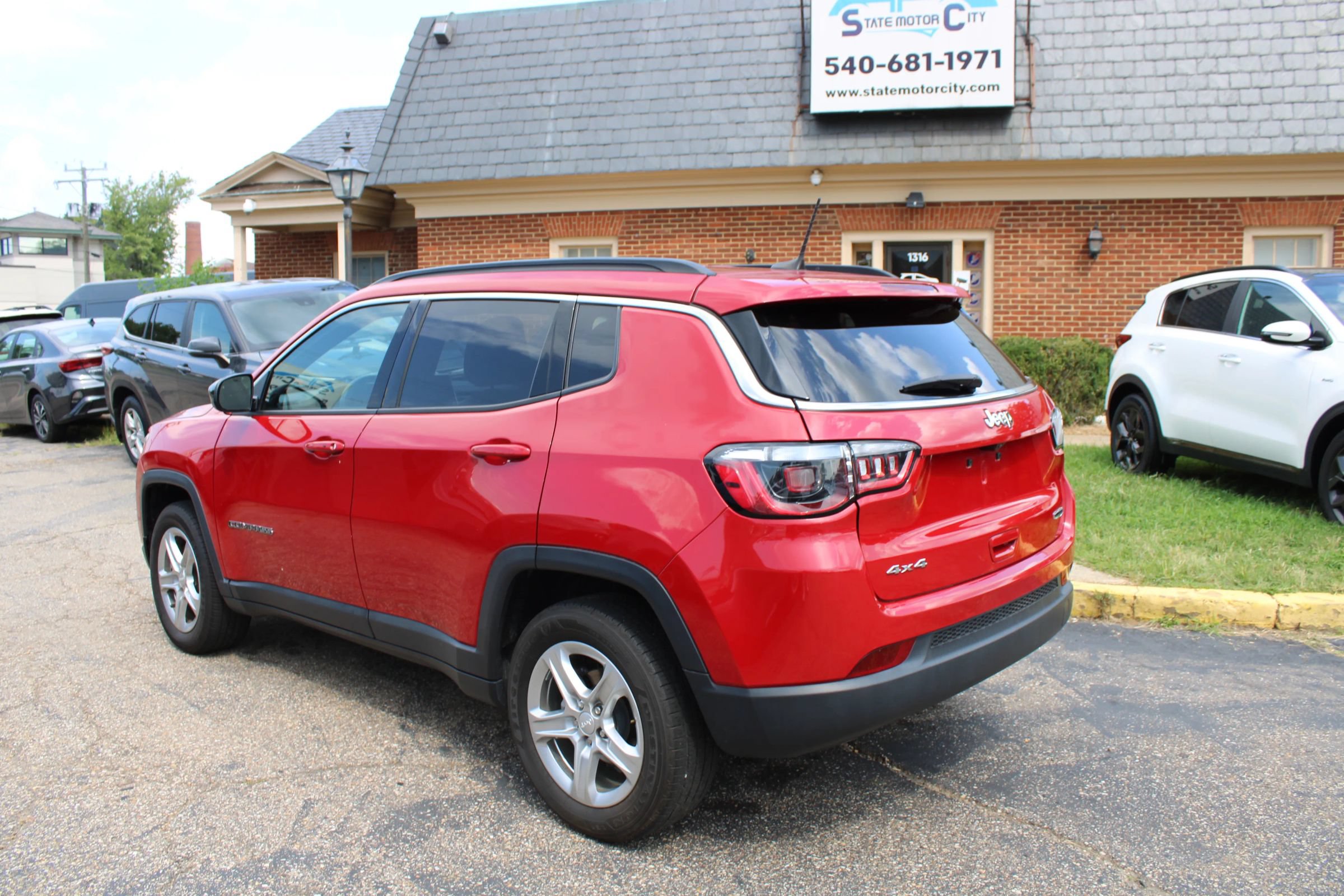 Used 2024 Jeep Compass Latitude AWD/4WD image 3