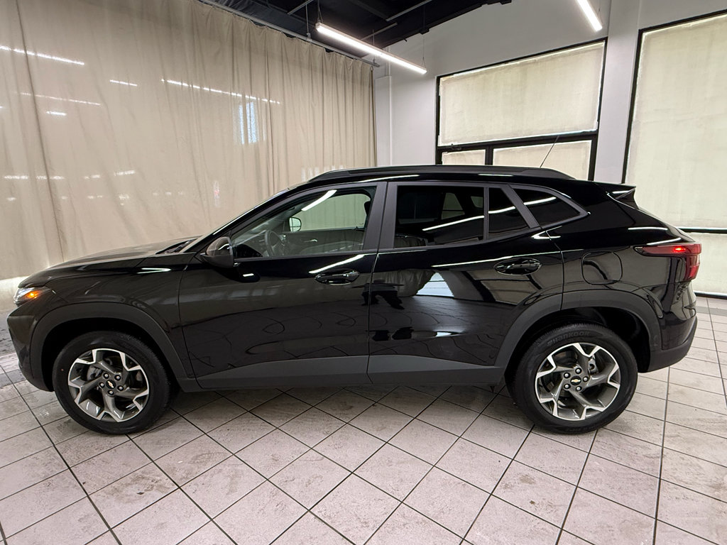 Used 2025 Chevrolet Trax LT w/ LT Convenience Package FWD image 11