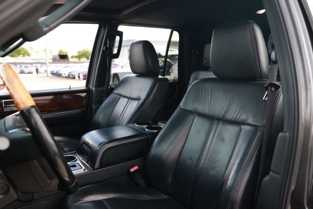 Used 2016 Lincoln Navigator Select RWD image 9