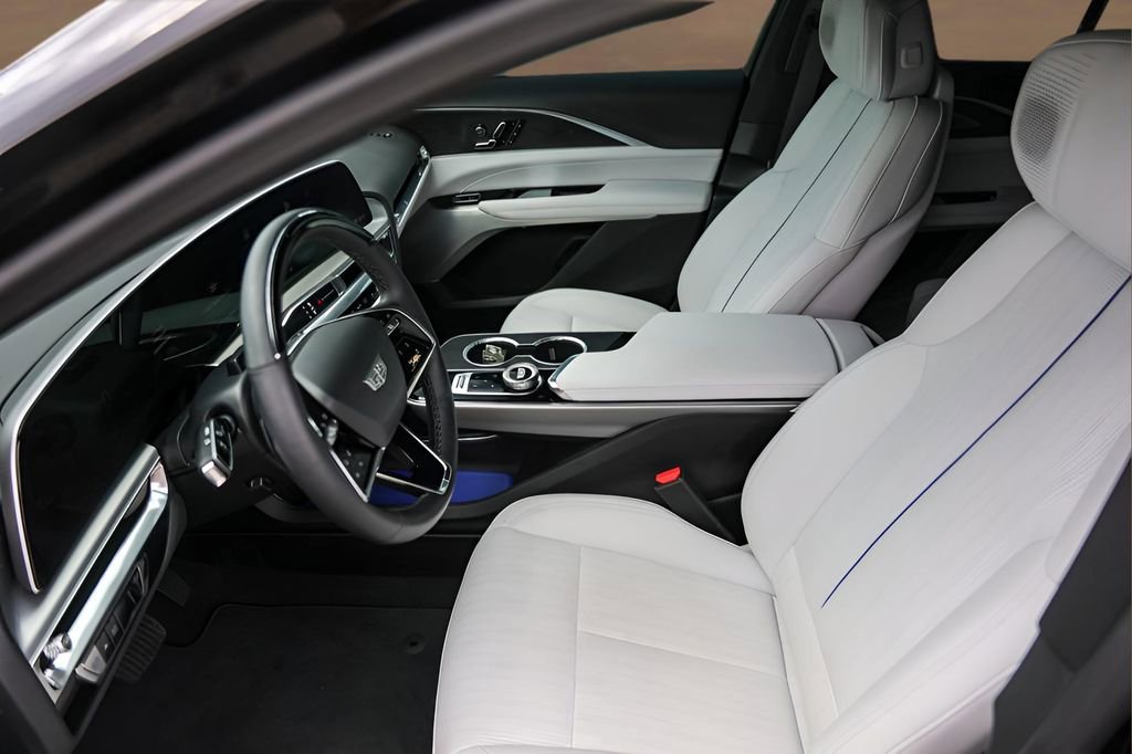 Used 2025 Cadillac Lyriq Luxury RWD image 9