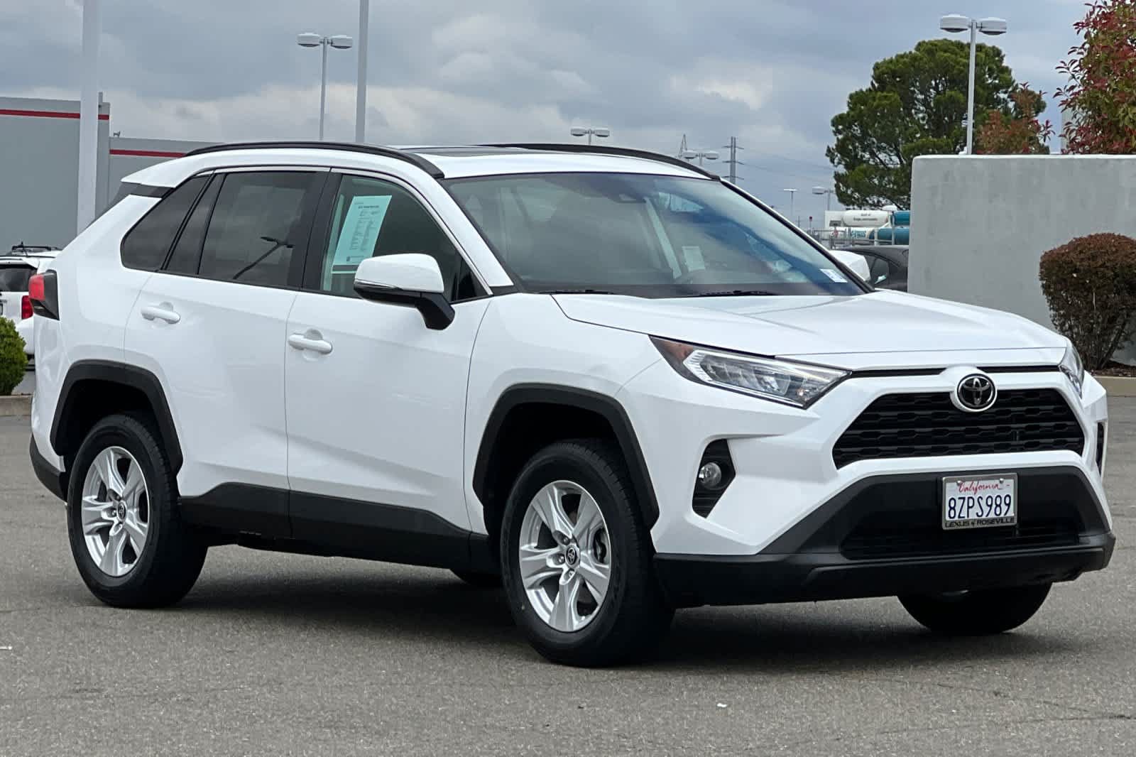 Used 2021 Toyota RAV4 XLE w/ Convenience Package FWD image 5