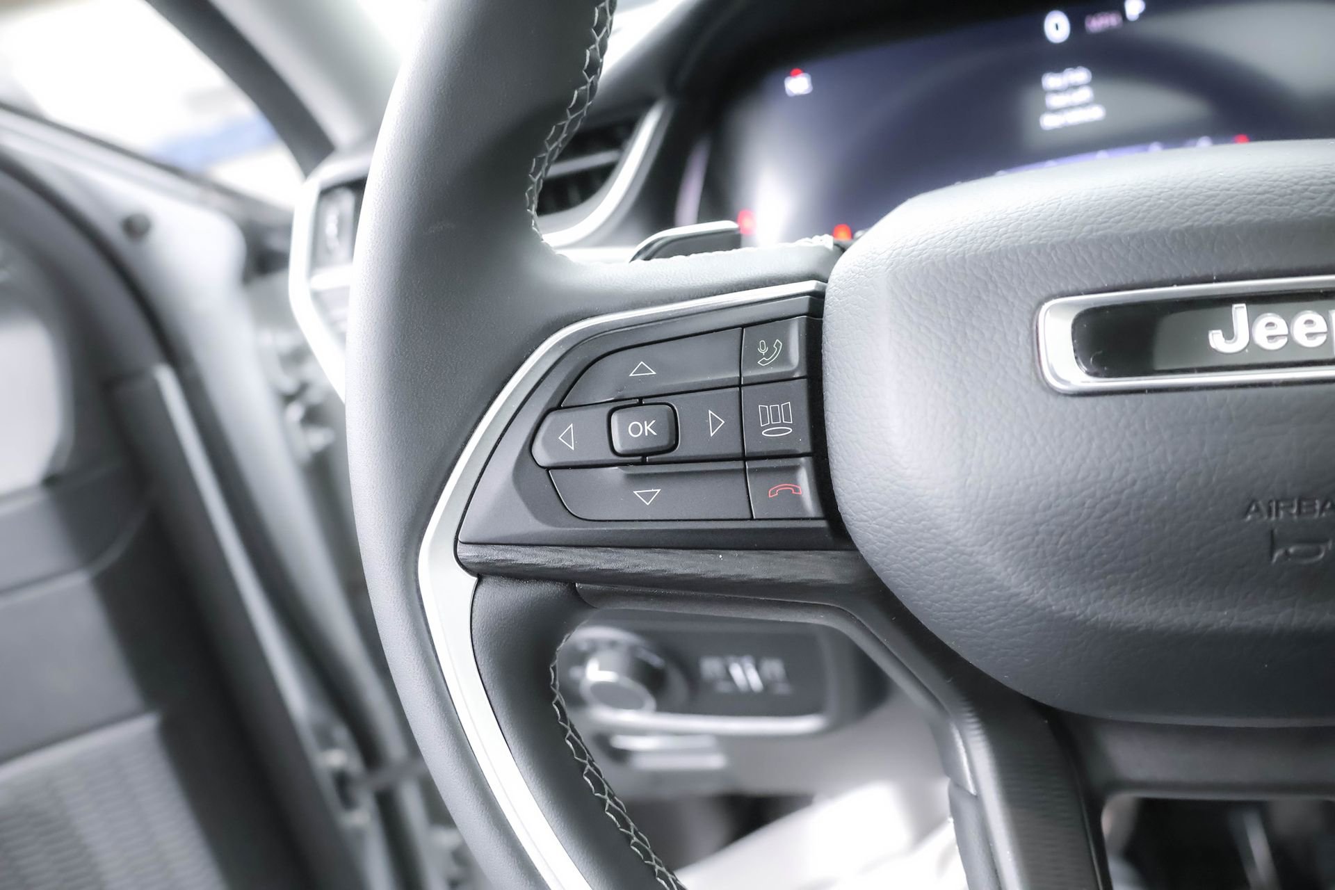 Used 2023 Jeep Grand Cherokee Laredo X image 16