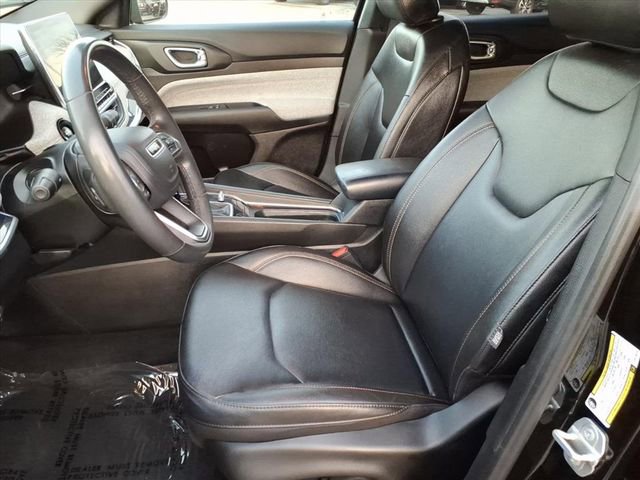 Used 2024 Jeep Compass Latitude w/ Sun and Sound Group AWD/4WD image 5