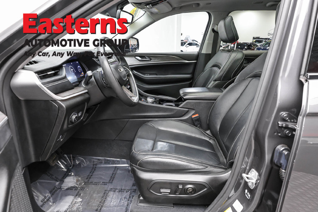 Used 2023 Jeep Grand Cherokee Limited AWD/4WD image 16