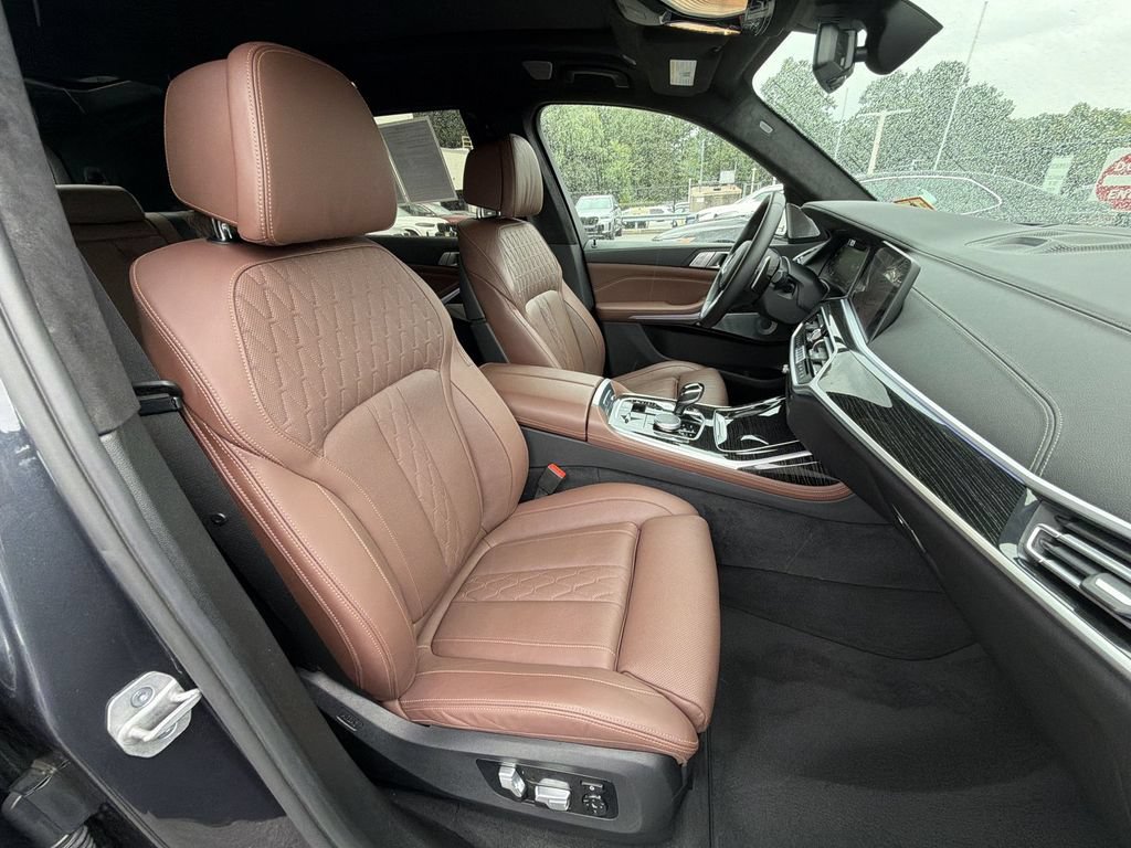 Used 2021 BMW X7 M50i w/ Dynamic Handling Package AWD/4WD image 22