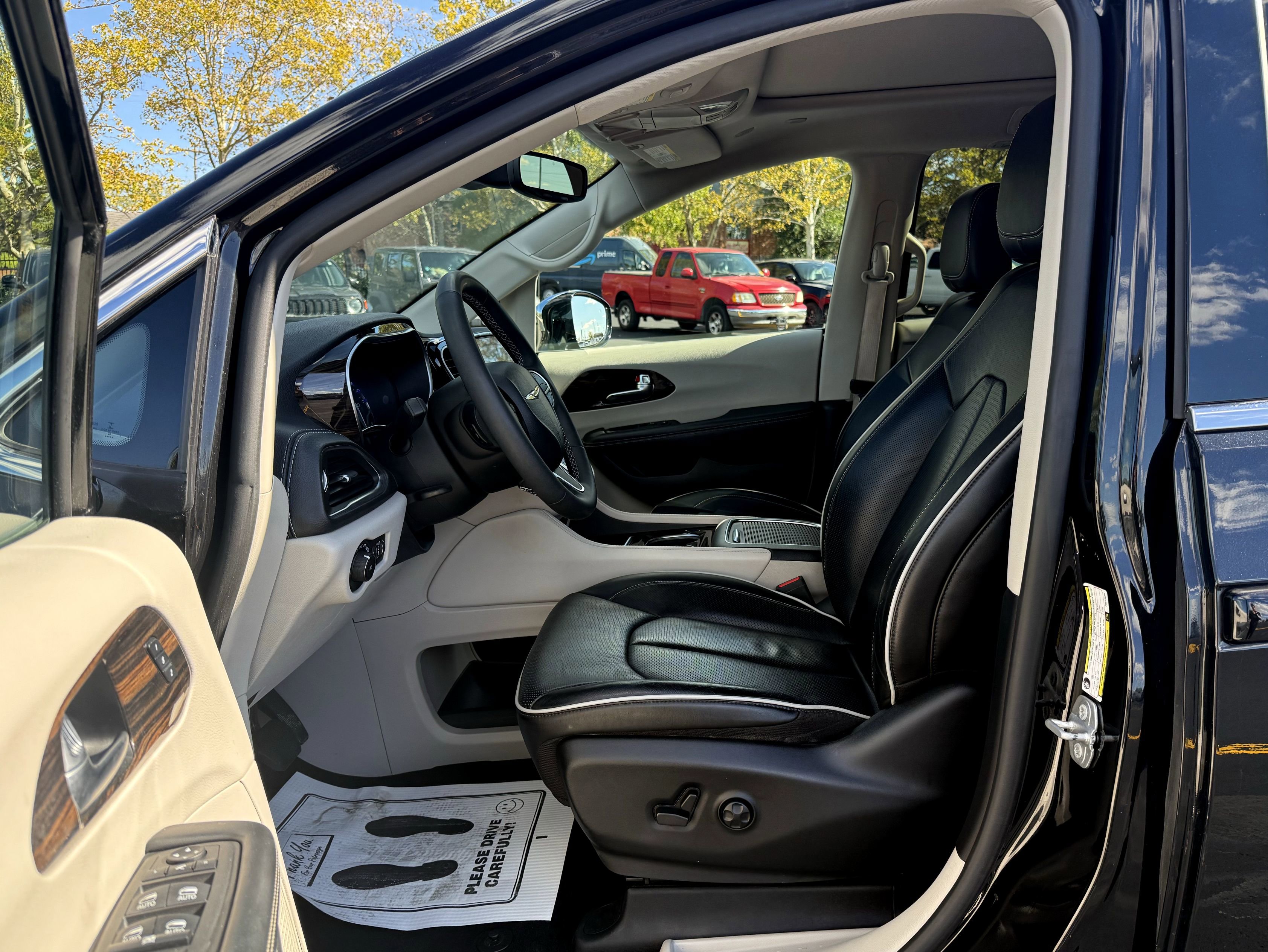 Used 2023 Chrysler Pacifica Limited w/ Uconnect Theater Family Group image 13