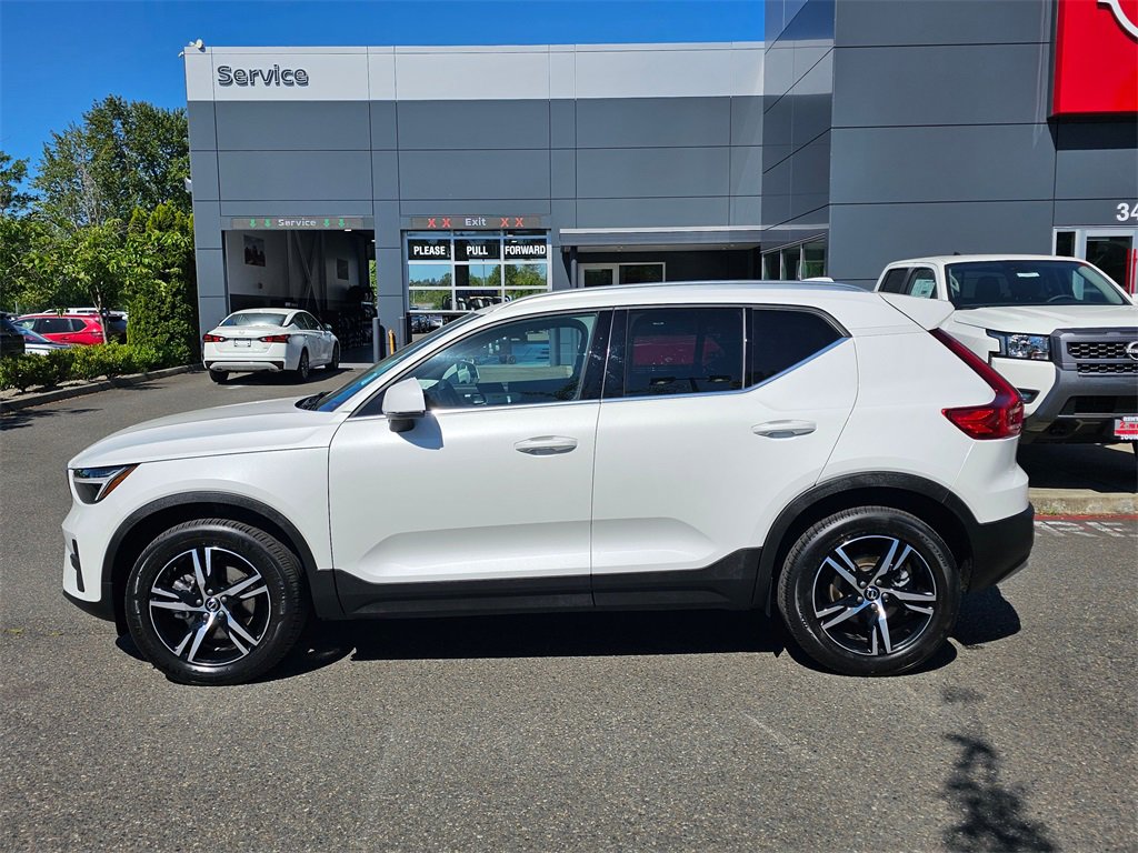 Used 2025 Volvo XC40 B5 Core image 8