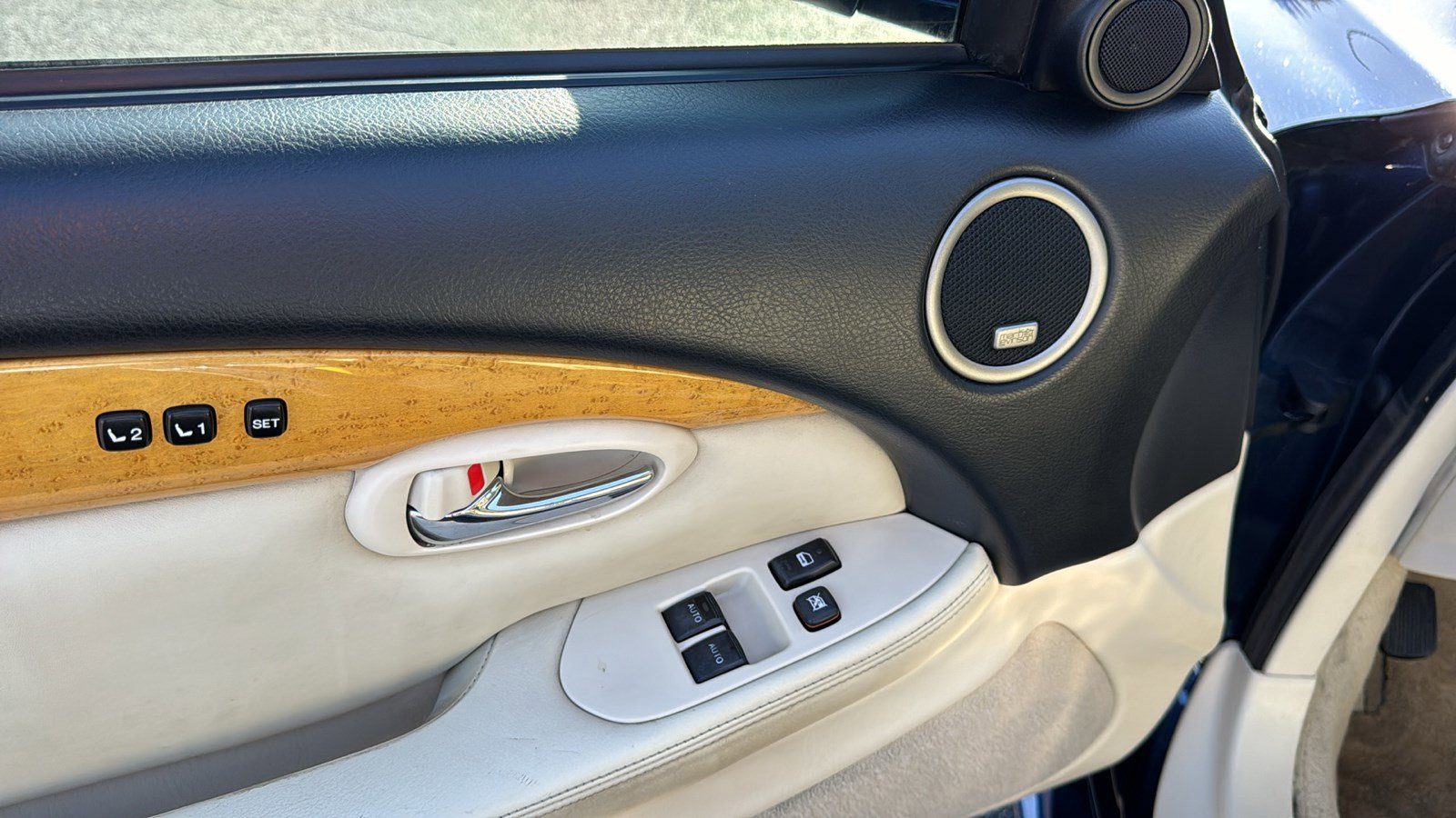 Used 2004 Lexus SC 430 Convertible RWD image 12