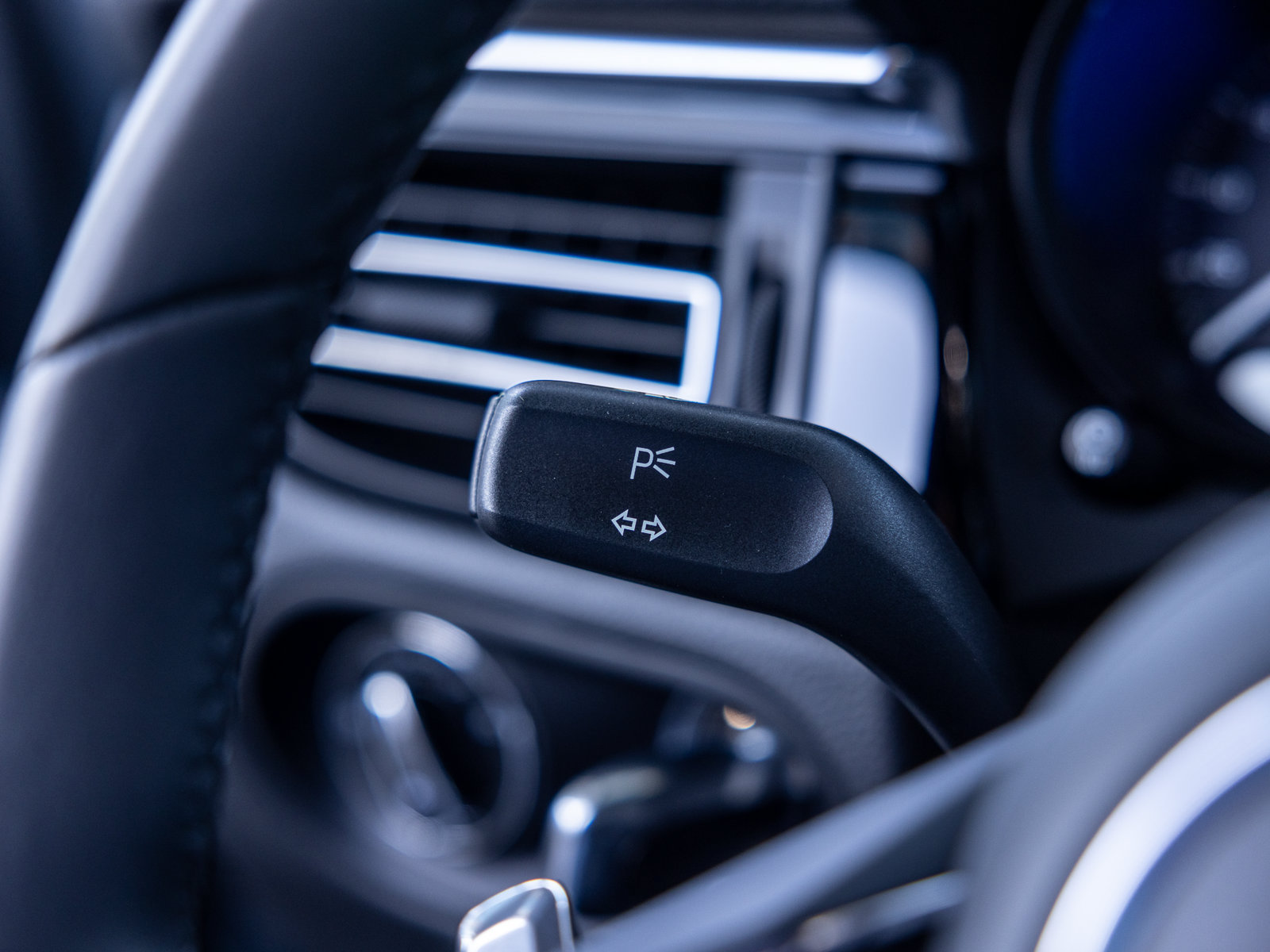 Used 2025 Porsche Macan AWD/4WD image 45