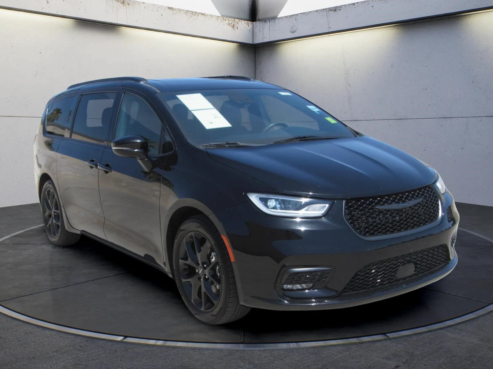 Used 2025 Chrysler Pacifica Limited FWD image 2