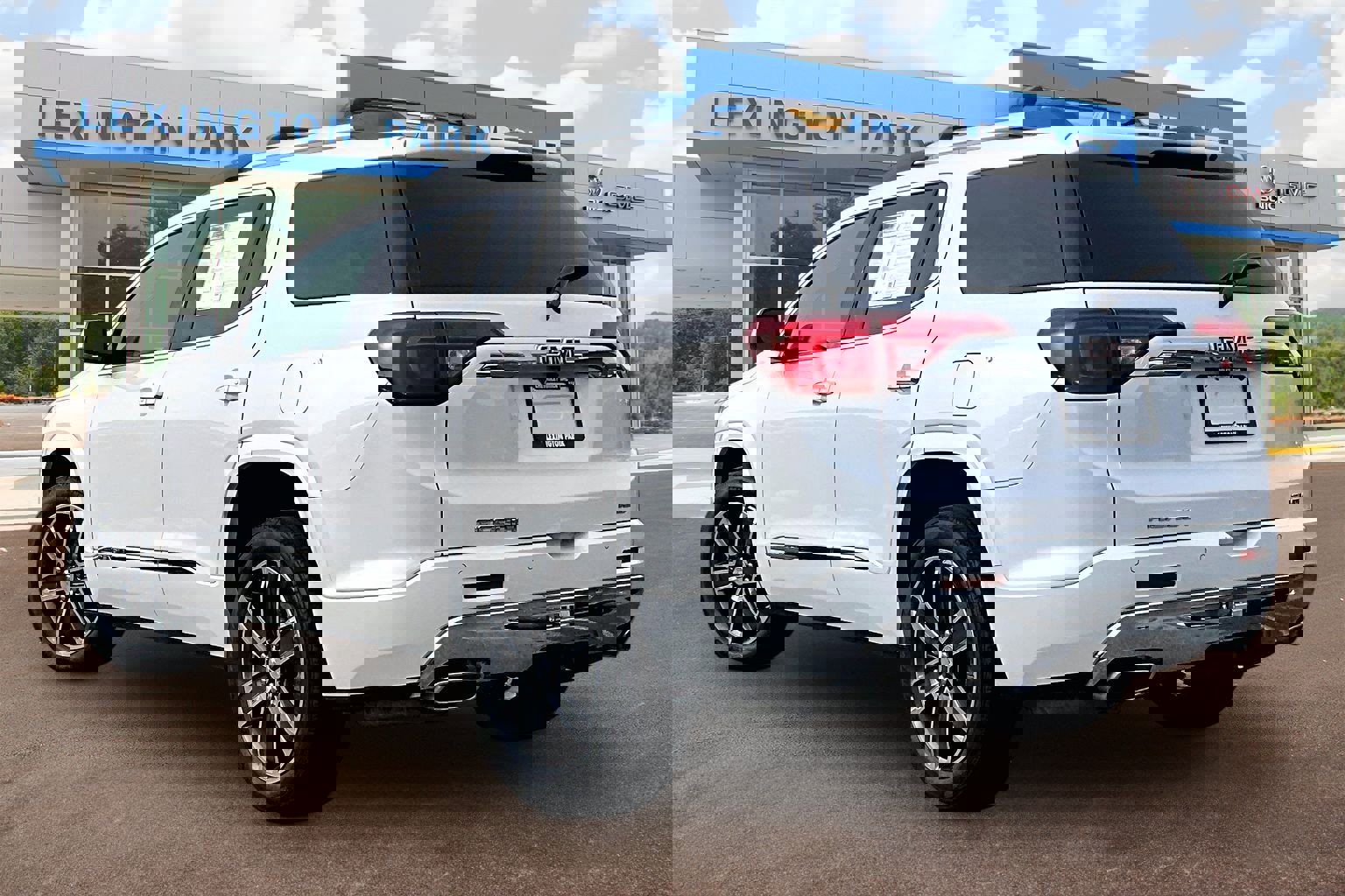 Used 2019 GMC Acadia Denali w/ Technology Package image 2