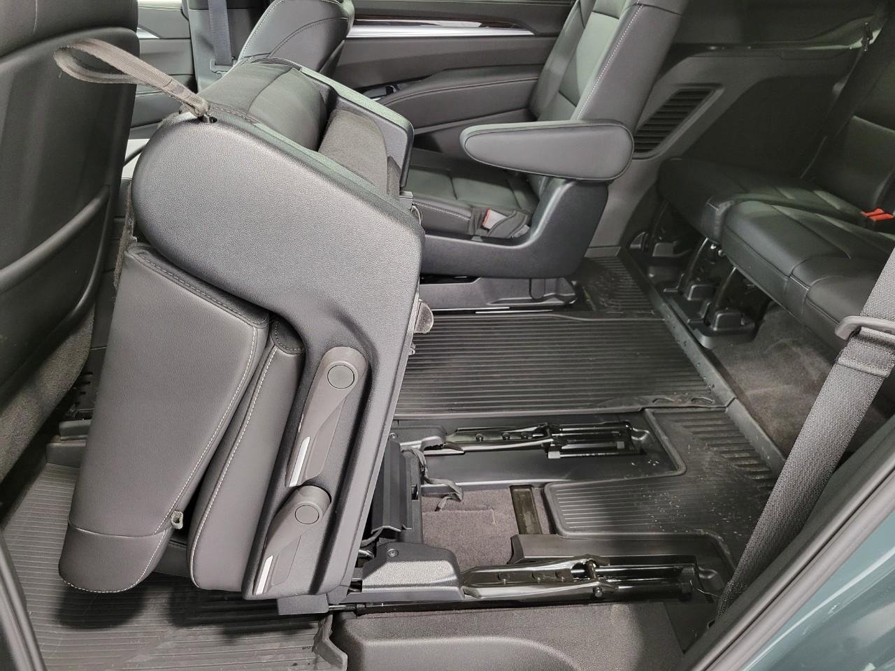 Used 2025 Cadillac Escalade Luxury w/ LPO, Floor Liner Package AWD/4WD image 25