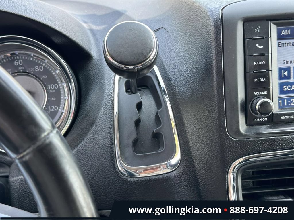 Used 2012 Chrysler Town & Country Touring FWD image 22