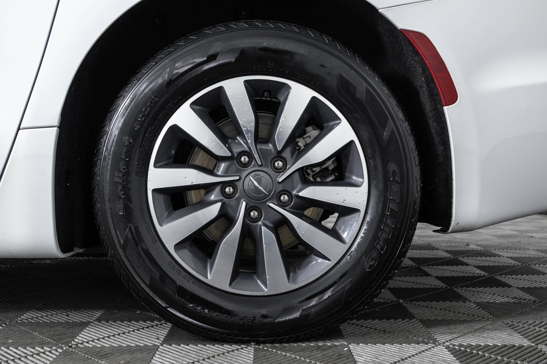 Used 2024 Chrysler Pacifica Limited FWD image 47