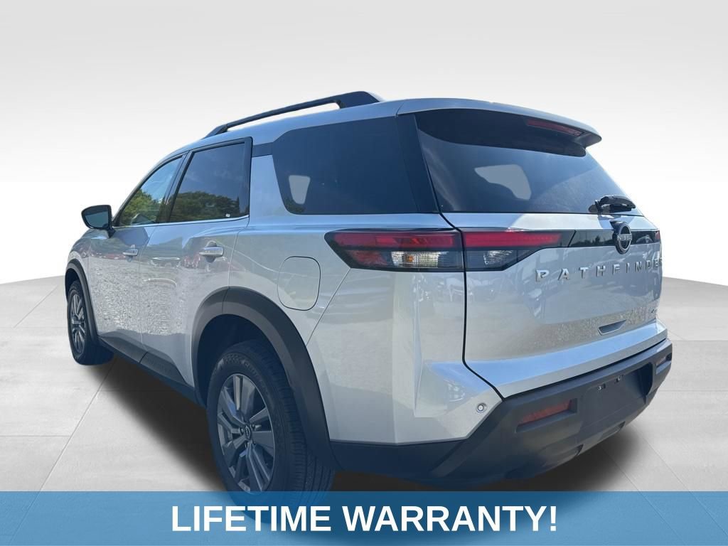 Used 2025 Nissan Pathfinder SV image 4