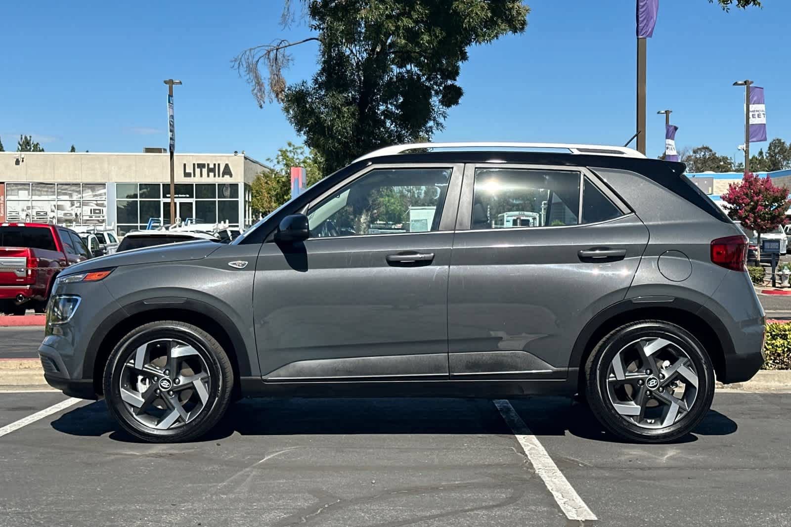 Used 2026 Hyundai Venue SEL FWD image 6