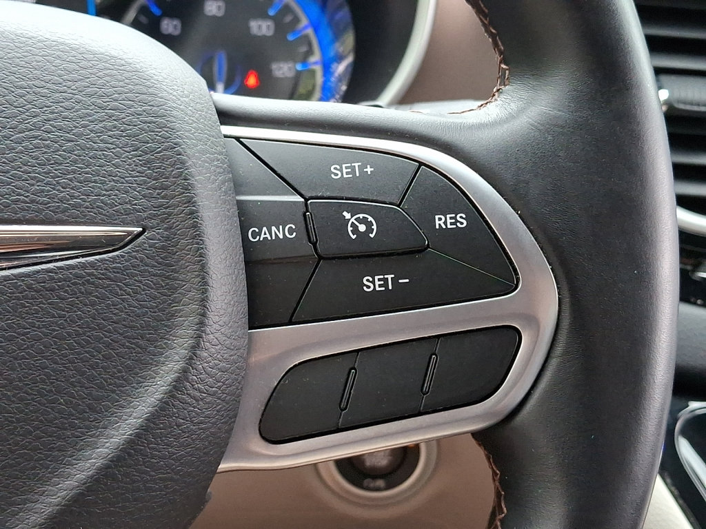 Used 2017 Chrysler Pacifica Touring-L FWD image 28