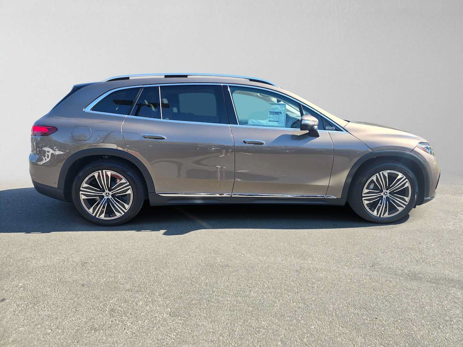 New 2027 Mercedes-Benz EQS 400 4MATIC SUV image 2