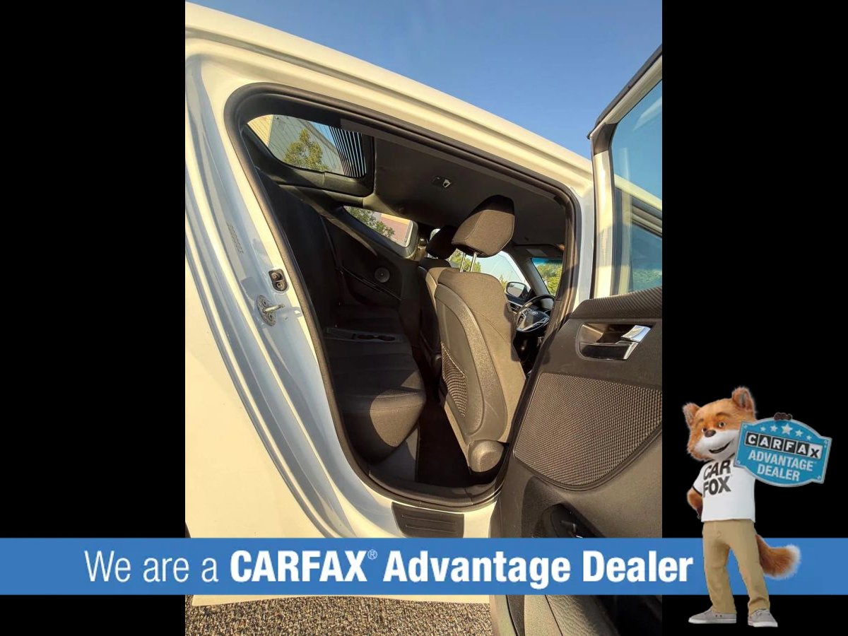 Used 2017 Hyundai Veloster FWD image 21