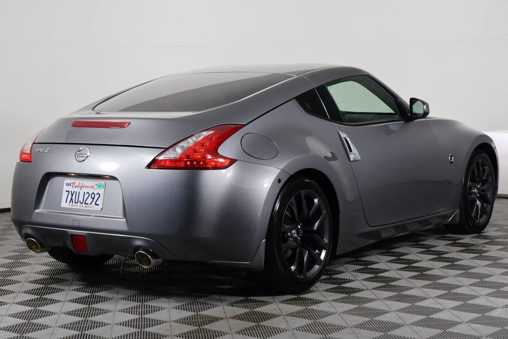 Used 2016 Nissan 370Z Coupe RWD image 4