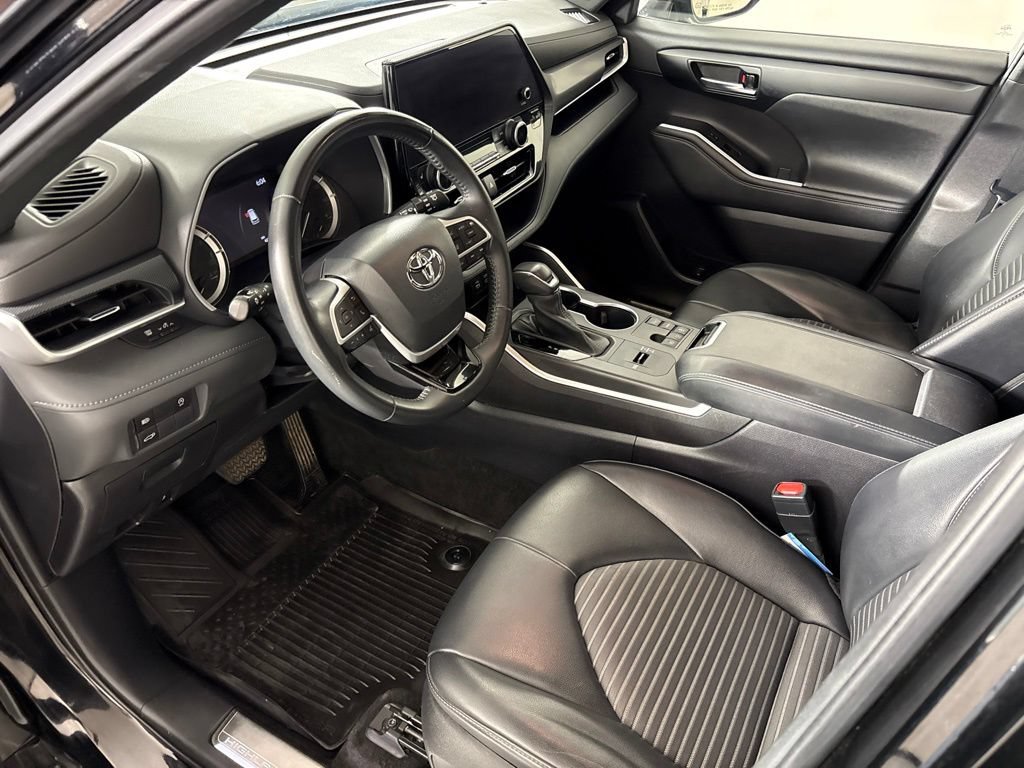 Used 2023 Toyota Highlander XSE FWD image 31