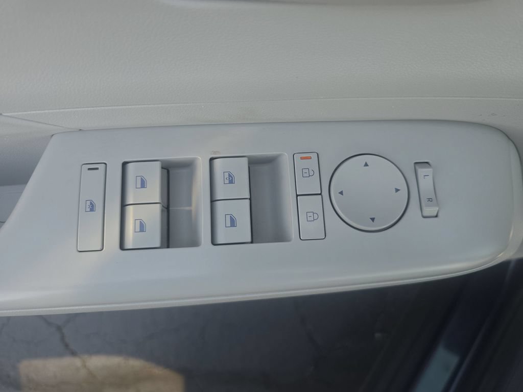 Used 2024 Hyundai Kona SE AWD/4WD image 32