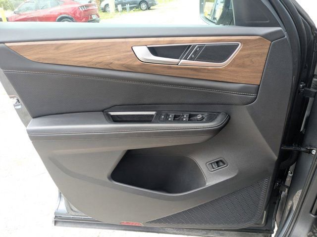 Used 2025 Volkswagen Atlas SE image 11