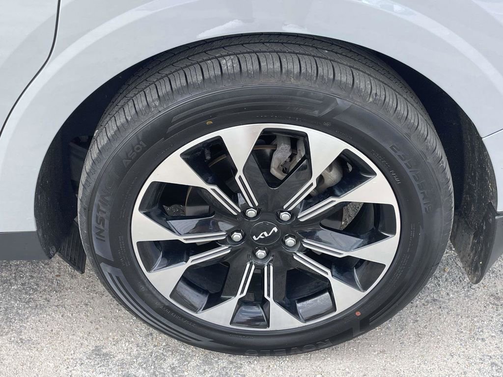 Used 2024 Kia Carnival EX FWD image 9