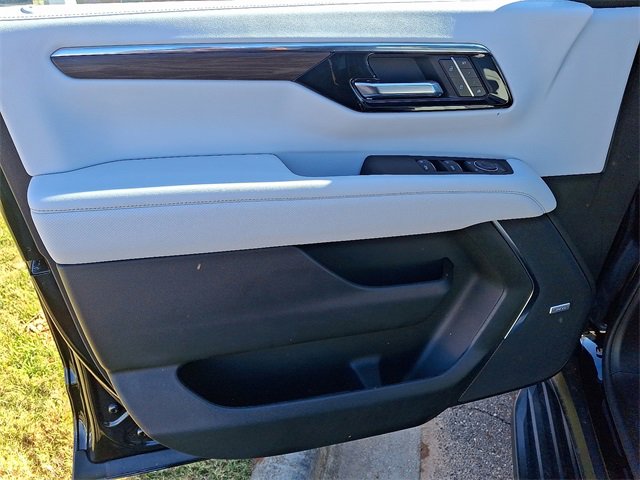 Used 2025 Chevrolet Suburban Premier image 11