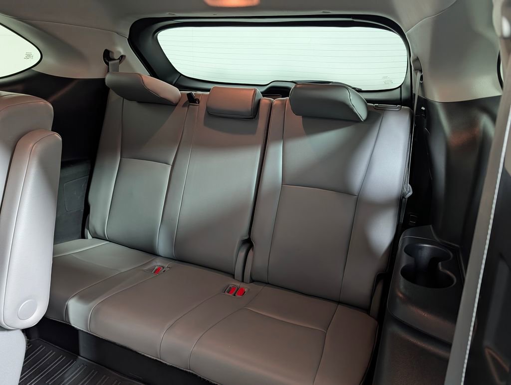 Used 2022 Toyota Highlander XLE FWD image 13
