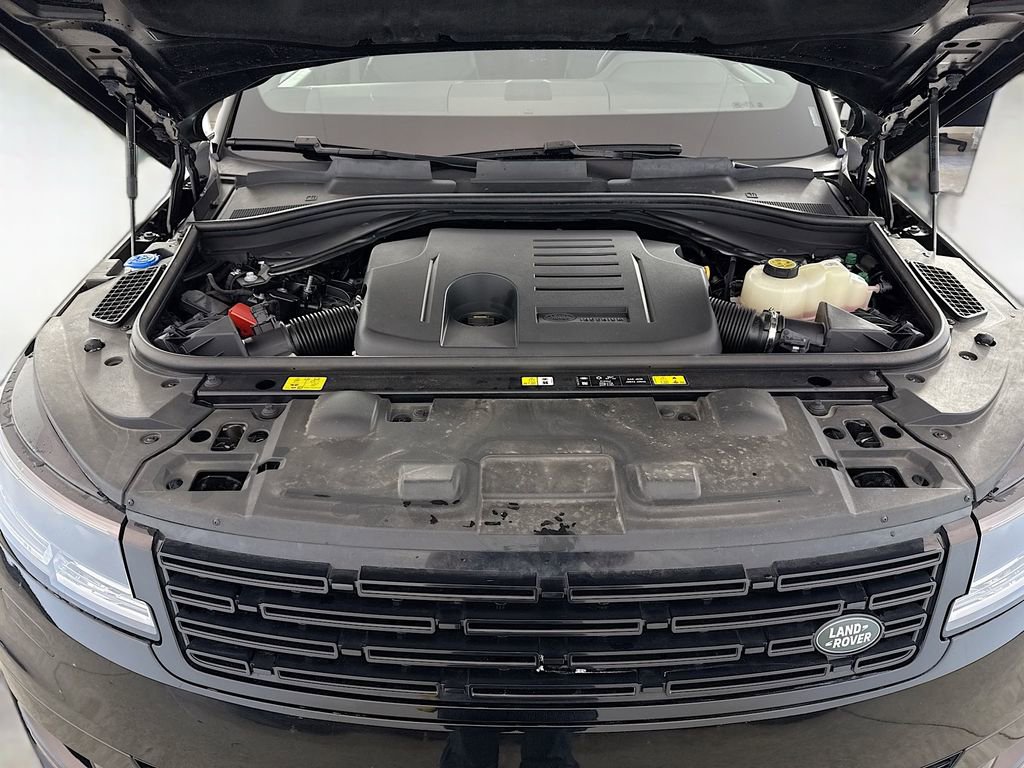 Used 2025 Land Rover Range Rover Sport SE image 32