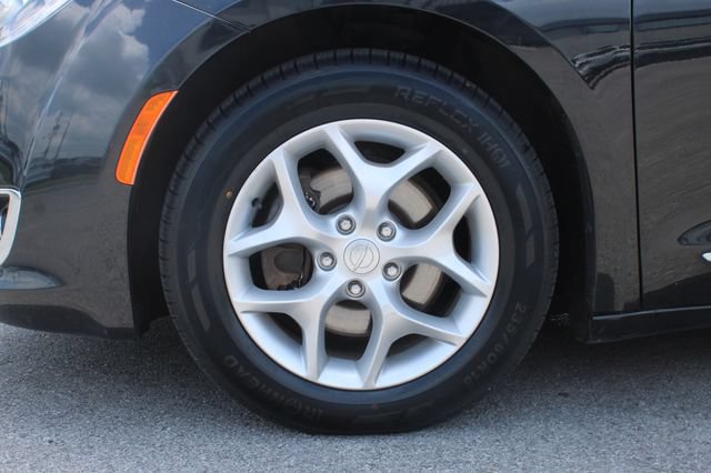 Used 2018 Chrysler Pacifica Touring-L Plus w/ Tire & Wheel Group FWD image 35