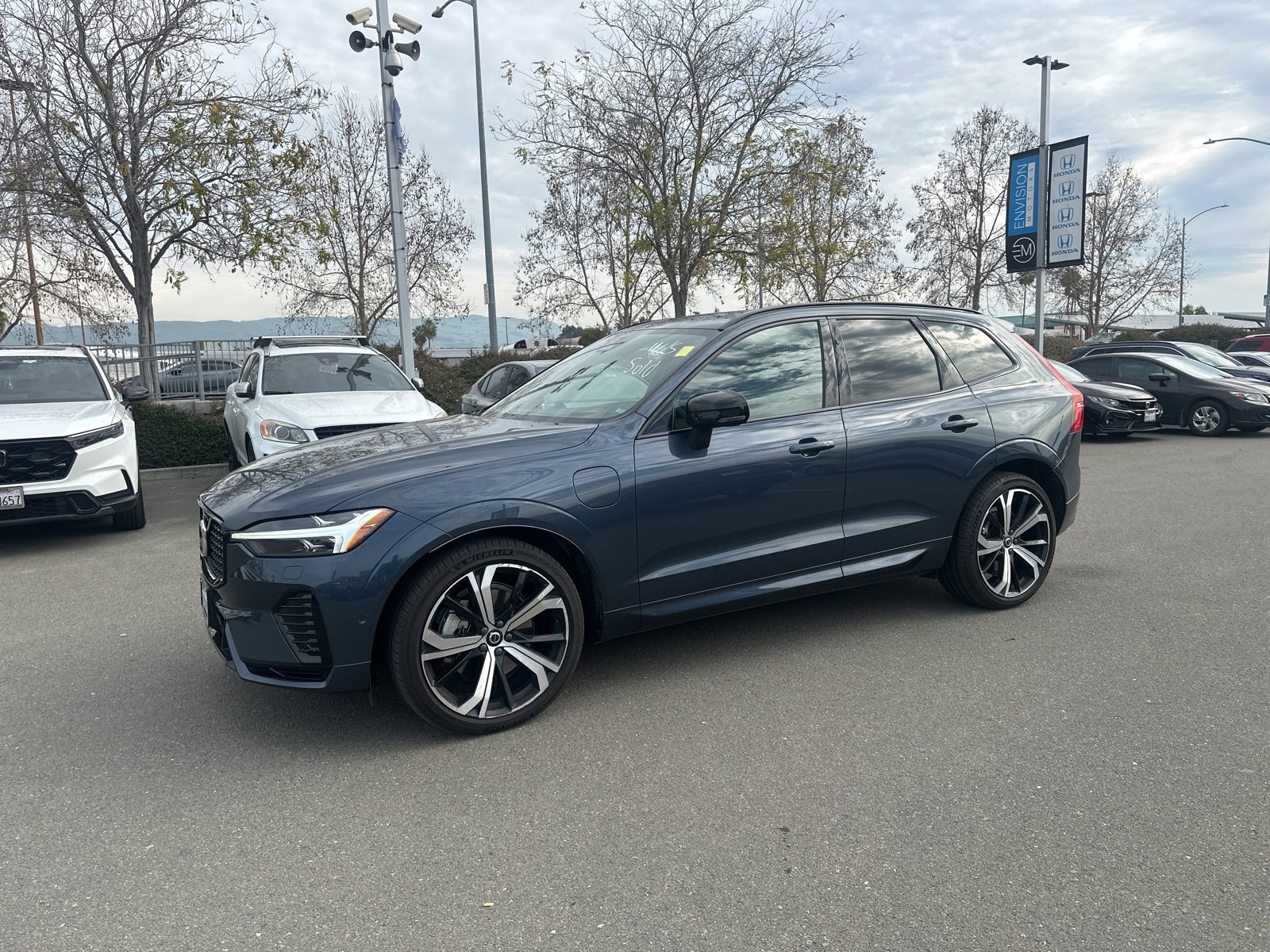 Used 2022 Volvo XC60 T8 R-Design w/ Advanced Package image 5