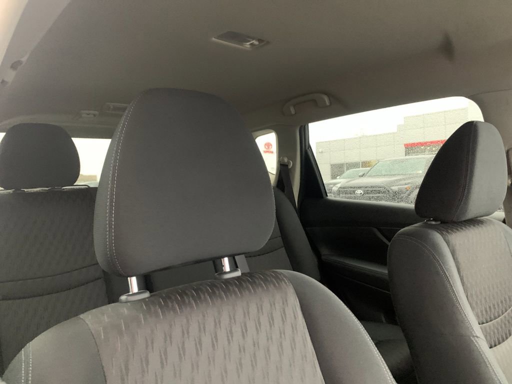 Used 2018 Nissan Rogue SV image 18