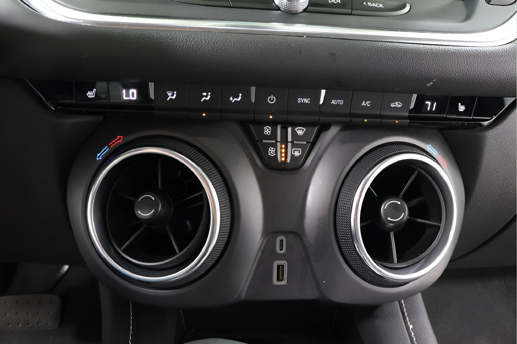Used 2025 Chevrolet Blazer LT FWD image 9