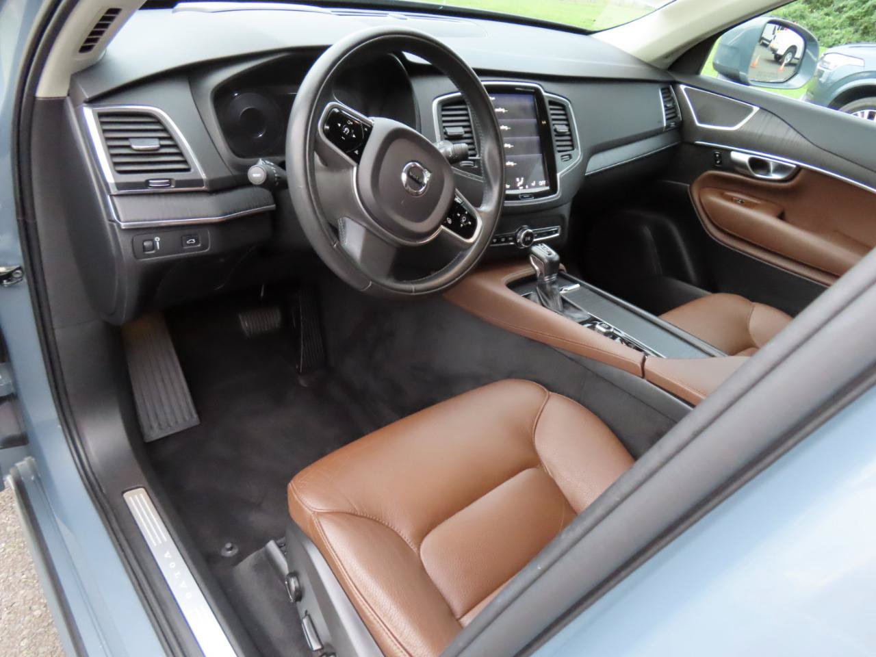 Used 2020 Volvo XC90 T6 Momentum AWD/4WD image 9