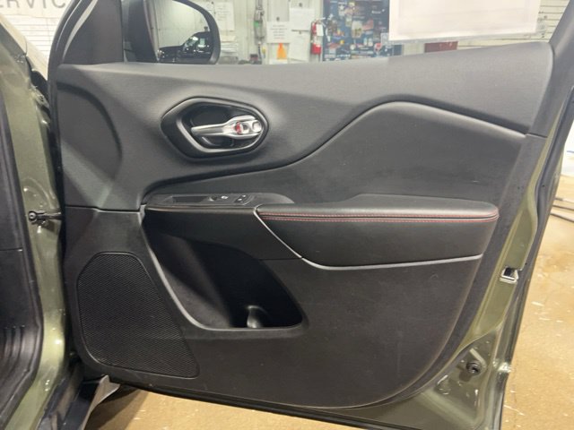 Used 2020 Jeep Cherokee Trailhawk w/ Cold Weather Group AWD/4WD image 27