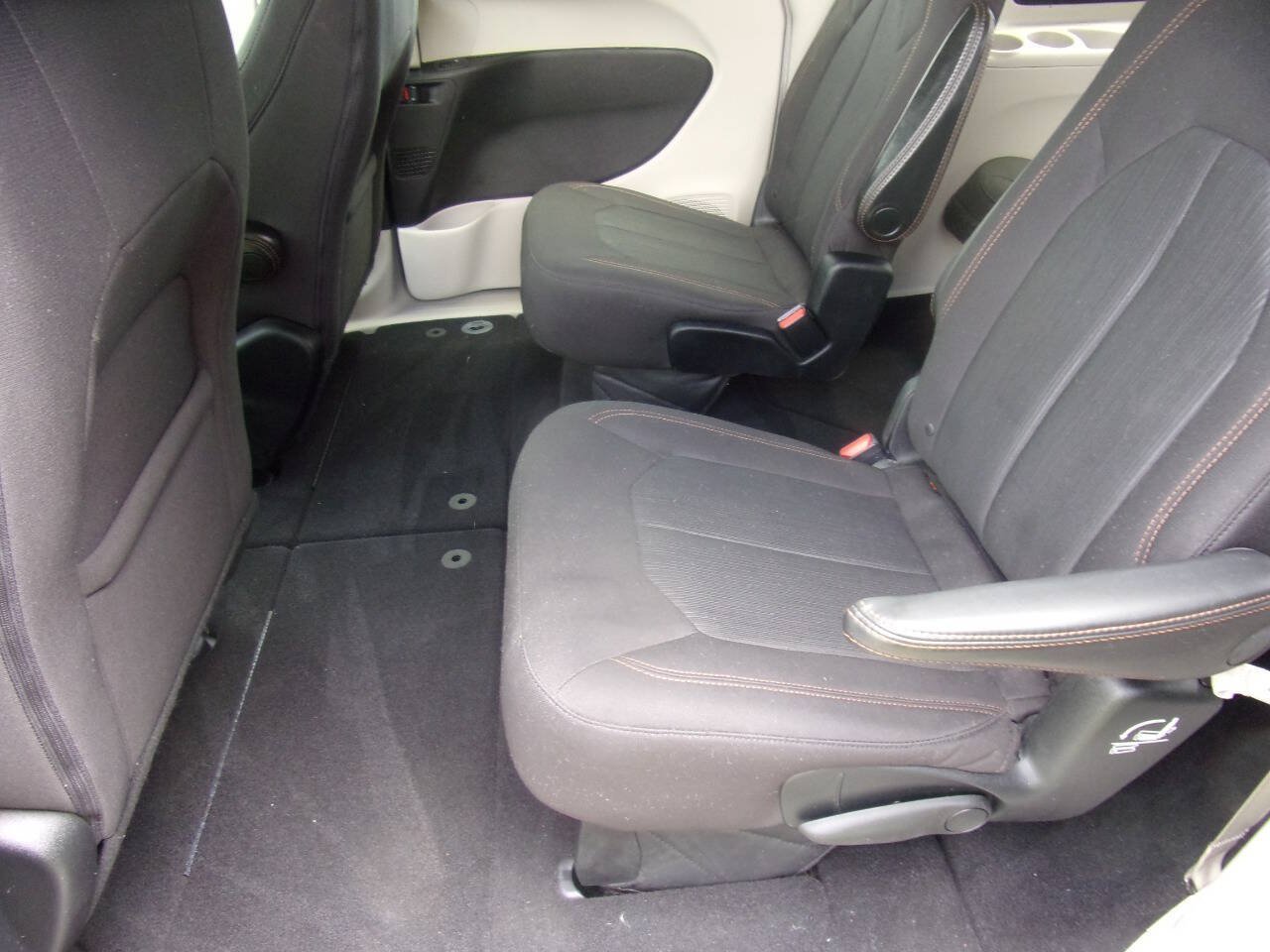 Used 2017 Chrysler Pacifica Touring FWD image 19