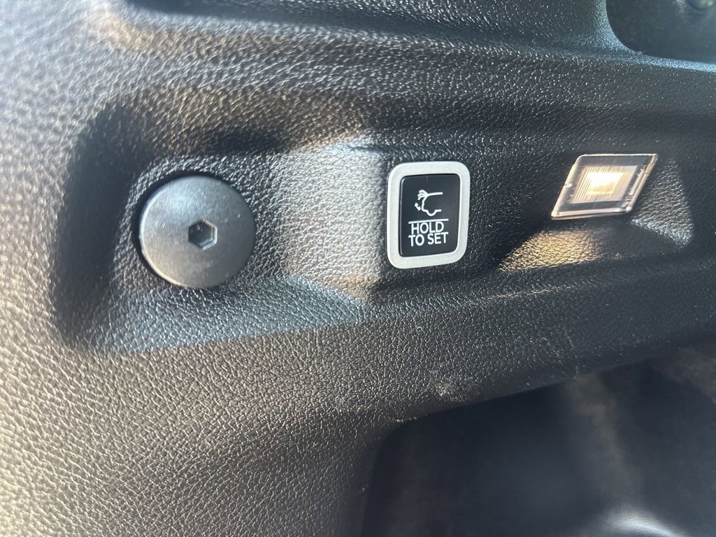 Used 2023 Jeep Grand Cherokee L Laredo image 15