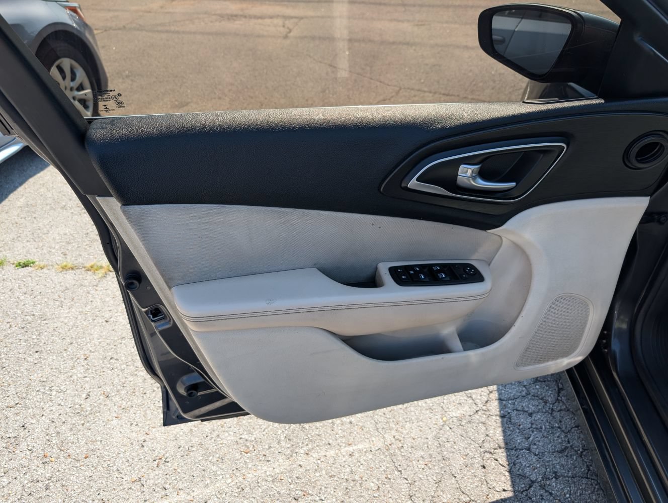 Used 2015 Chrysler 200 Limited w/ Convenience Group FWD image 11