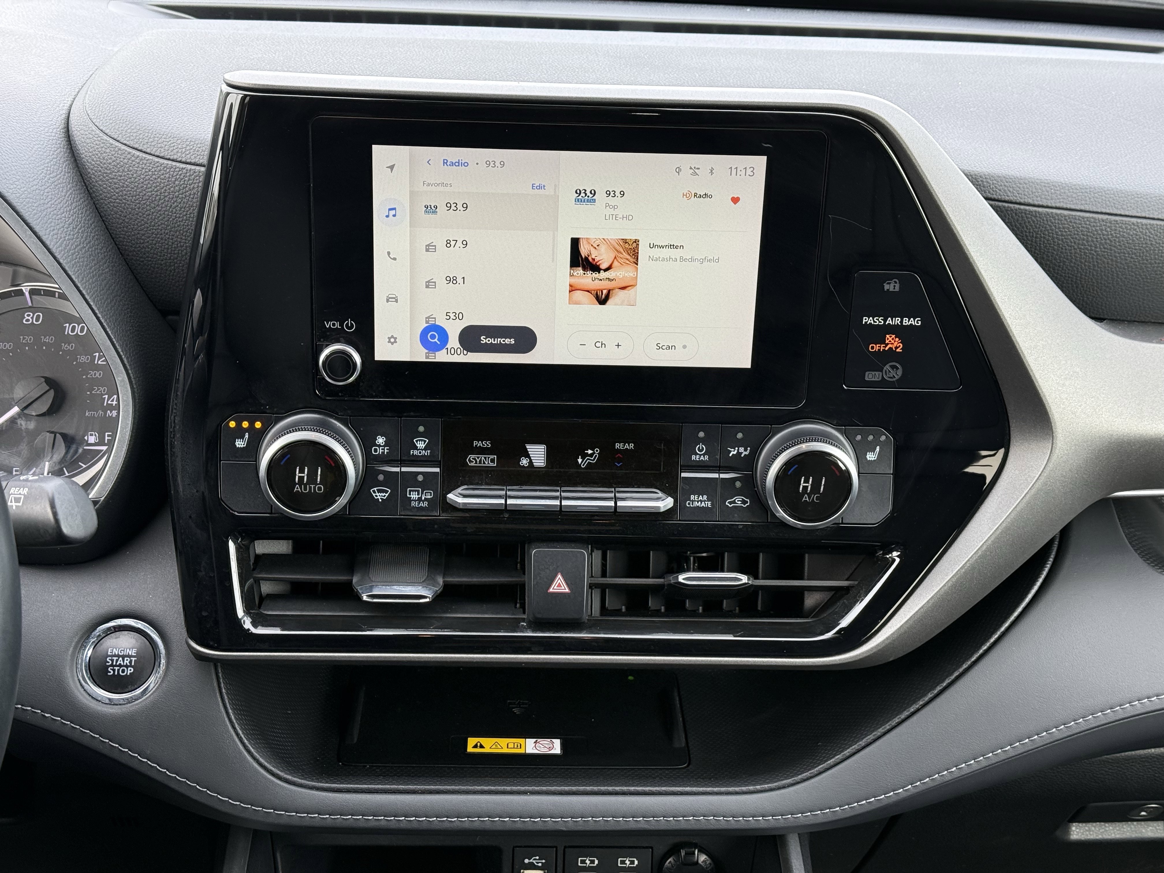 Used 2023 Toyota Highlander XLE image 3