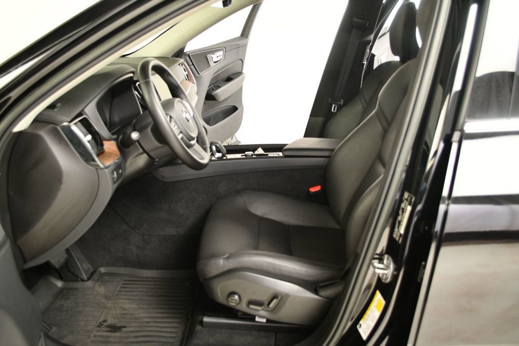 Used 2022 Volvo XC60 B5 Momentum w/ Protection Package Premier image 27