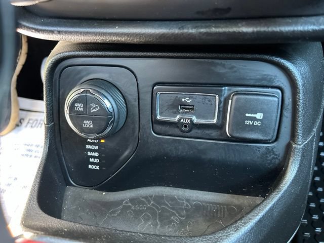 Used 2017 Jeep Renegade Trailhawk w/ Premium Trailhawk Package AWD/4WD image 30