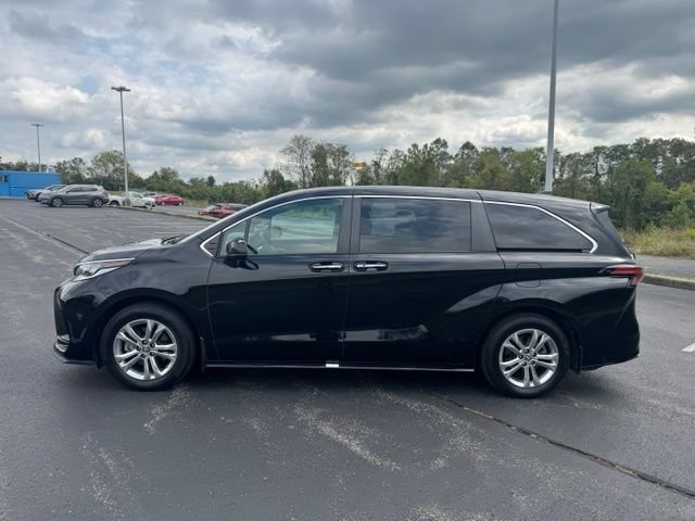 Used 2023 Toyota Sienna XSE AWD/4WD image 6