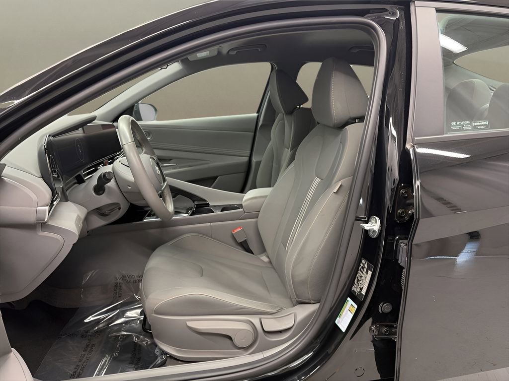 Used 2023 Hyundai Elantra SEL w/ Convenience Package image 11