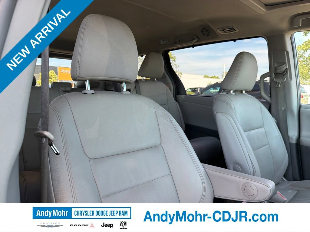 Used 2015 Toyota Sienna XLE FWD image 25
