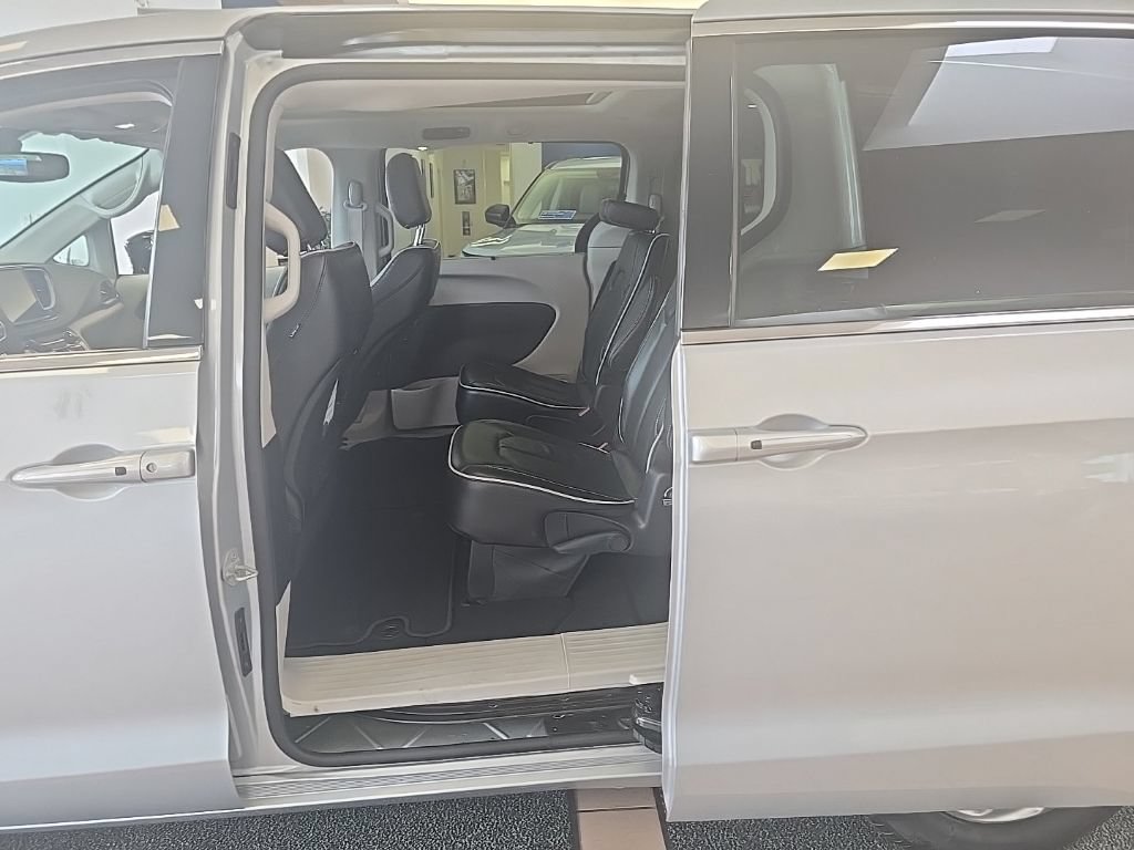 Used 2024 Chrysler Pacifica Limited FWD image 33